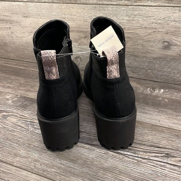 Women's Taci Pull-On Ankle Boots - Universal Thread - Picture 4 of 10